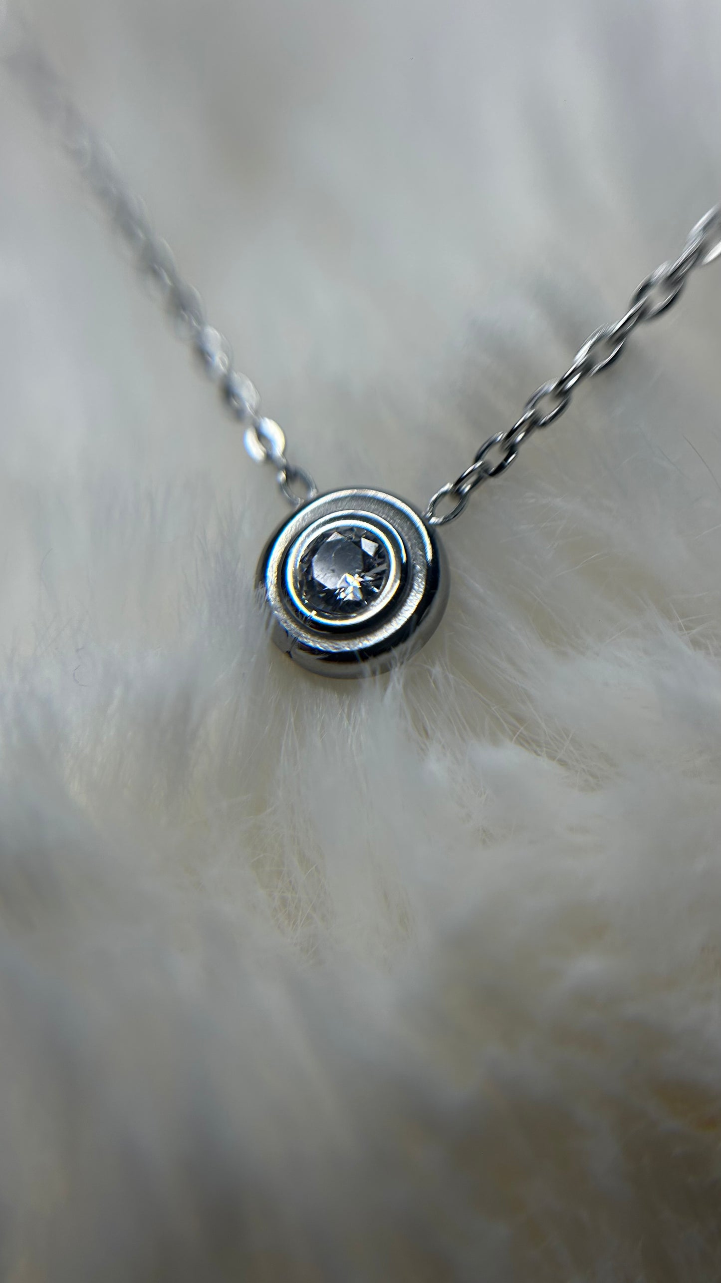 Collier couleur argent pendentif diamant blanc