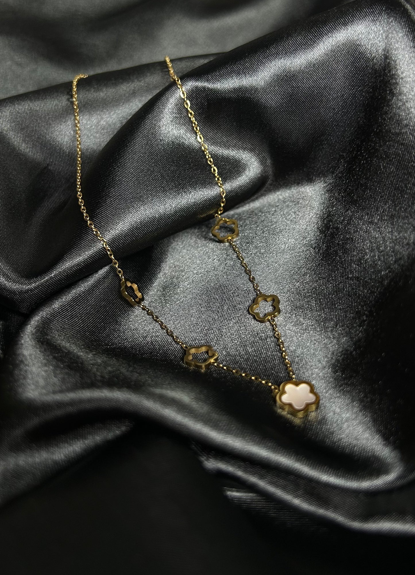 Collier composé de 5 trèfles en acier inoxydable