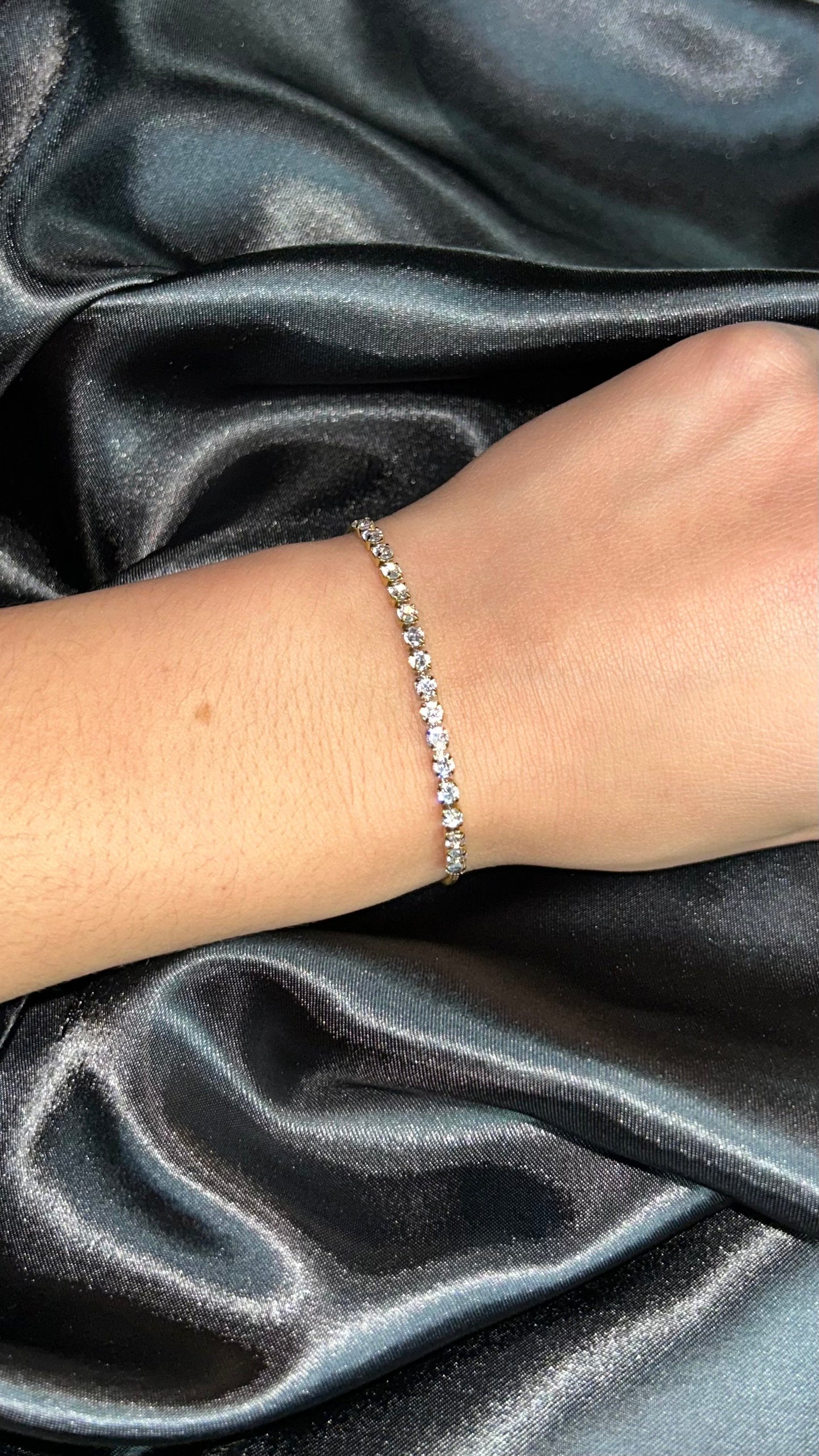 Bracelet en acier inoxydable de couleur diamant blanc avec une possibilité d'ajustement
