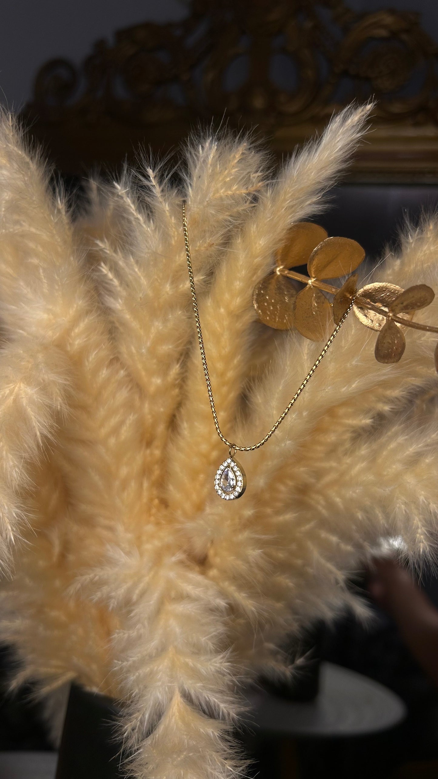 Collier fait d'une larme en diamant blanc en acier inoxydable