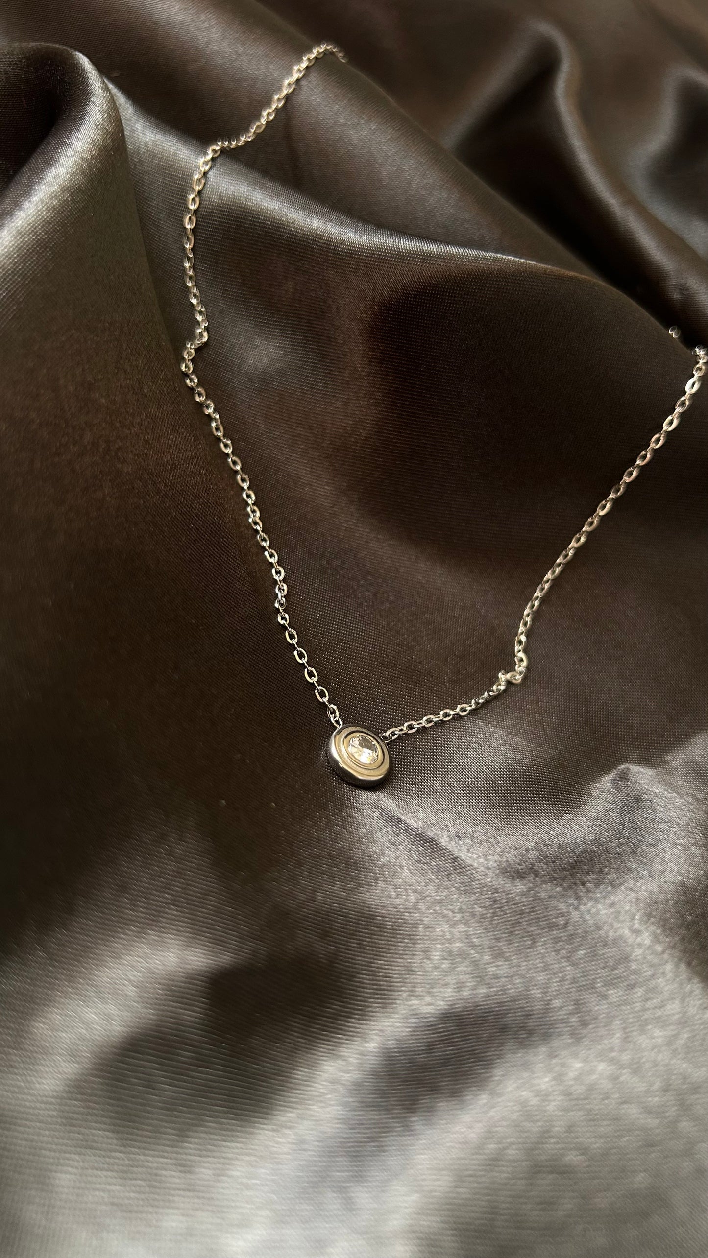 Collier couleur argent pendentif diamant blanc