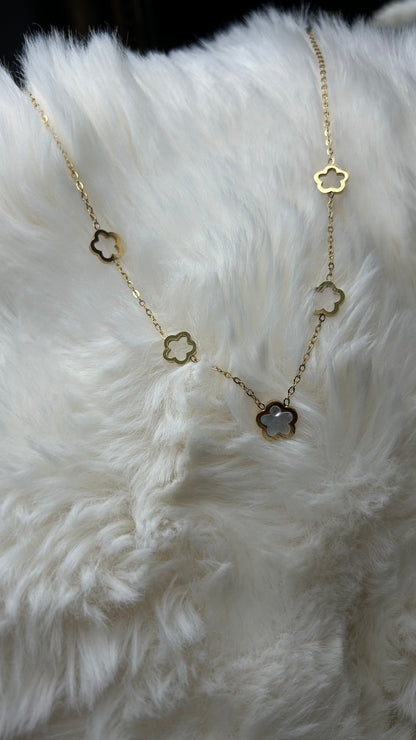 Collier composé de 5 trèfles en acier inoxydable