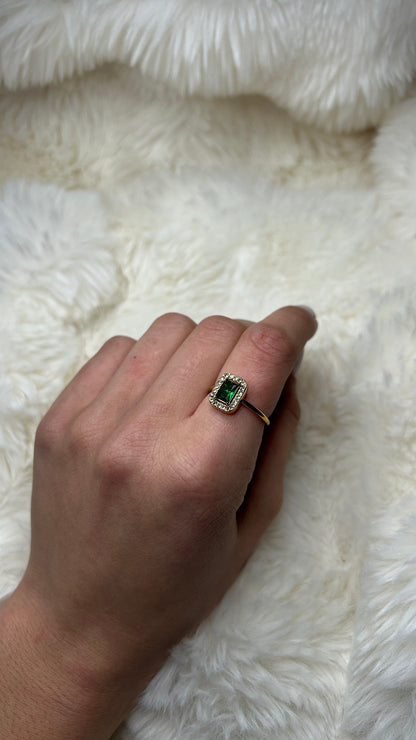 Bague ornée d'un diamant vert en acier inoxydable