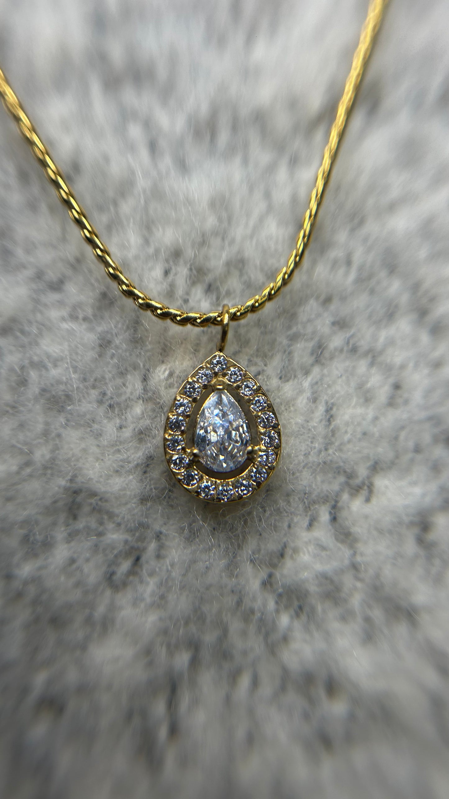 Collier fait d'une larme en diamant blanc en acier inoxydable