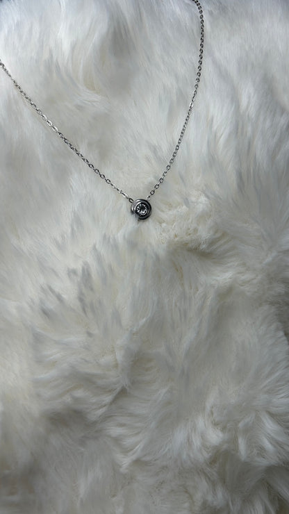 Collier couleur argent pendentif diamant blanc