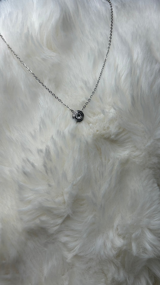 Collier couleur argent pendentif diamant blanc