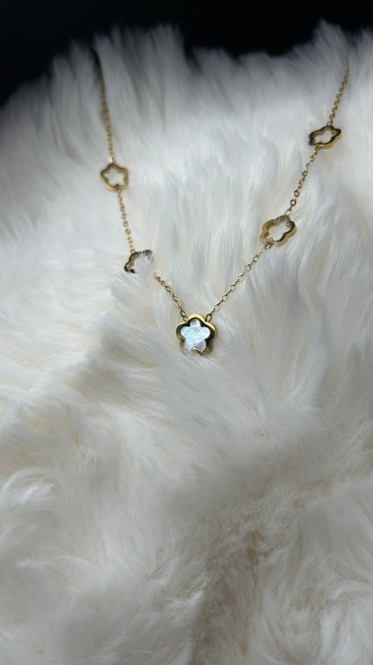 Collier composé de 5 trèfles en acier inoxydable