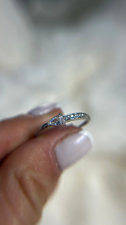Bague élégante avec cristal en forme de goutte