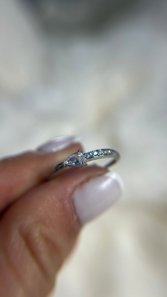 Bague élégante avec cristal en forme de goutte