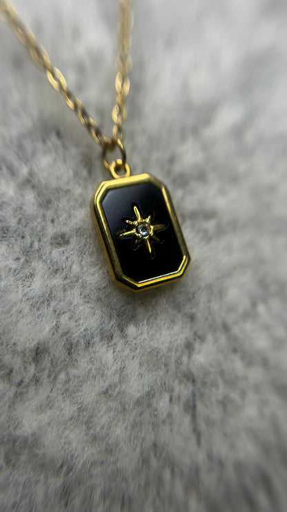 Collier en acier inoxydable avec une étoile noire et dorée en pendentif