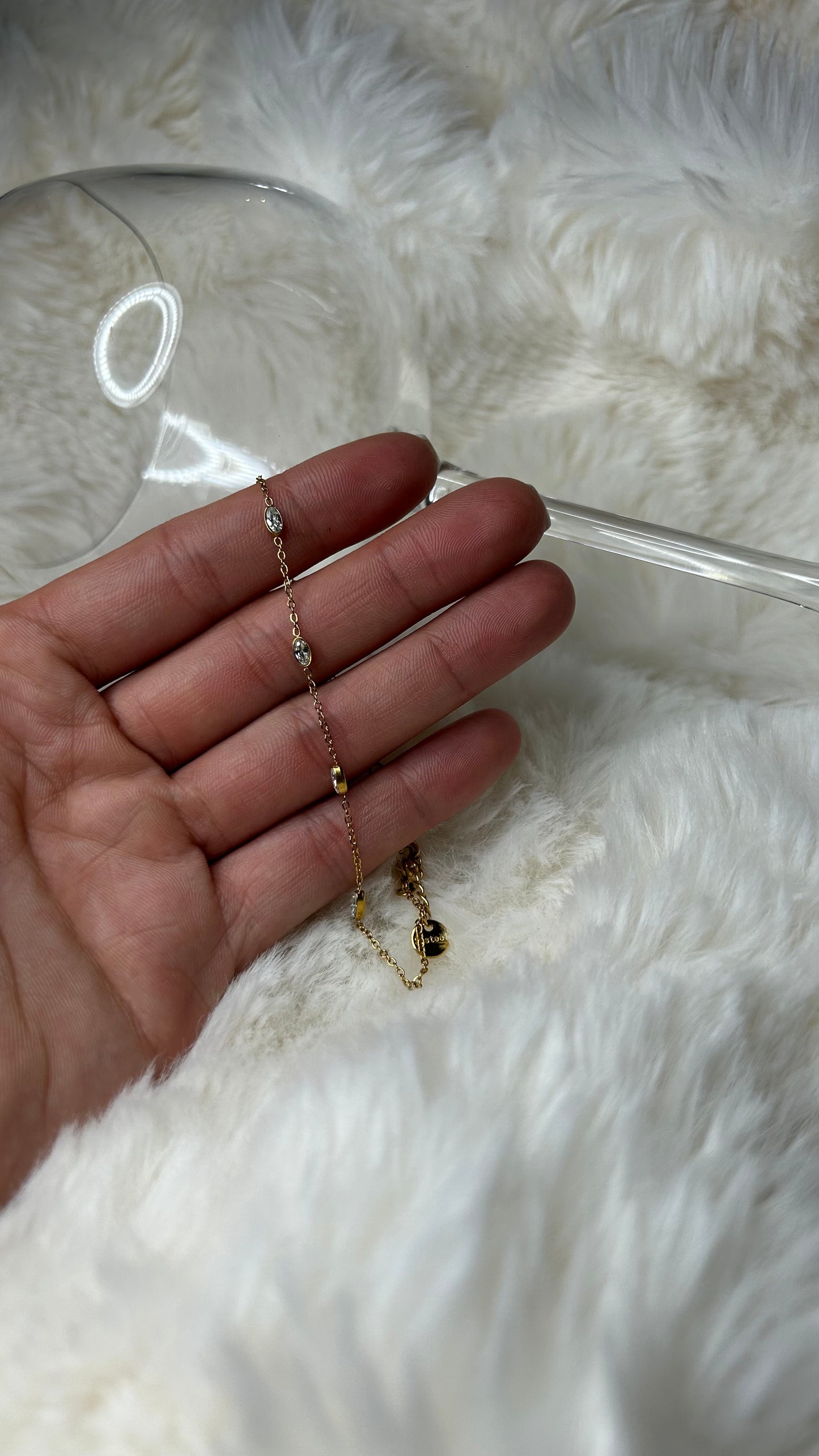 Bracelet avec motif ovale fait en acier inoxydable et zirconium