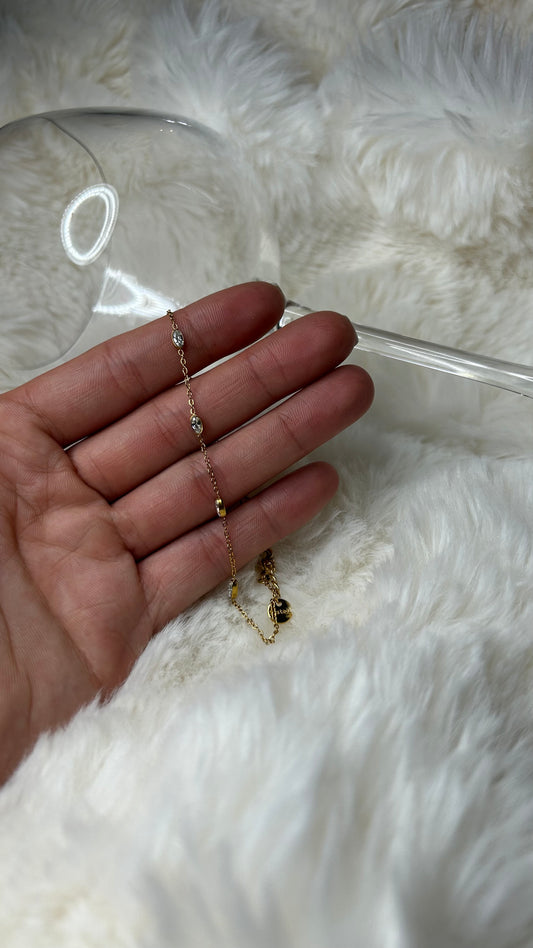 Bracelet avec motif ovale fait en acier inoxydable et zirconium