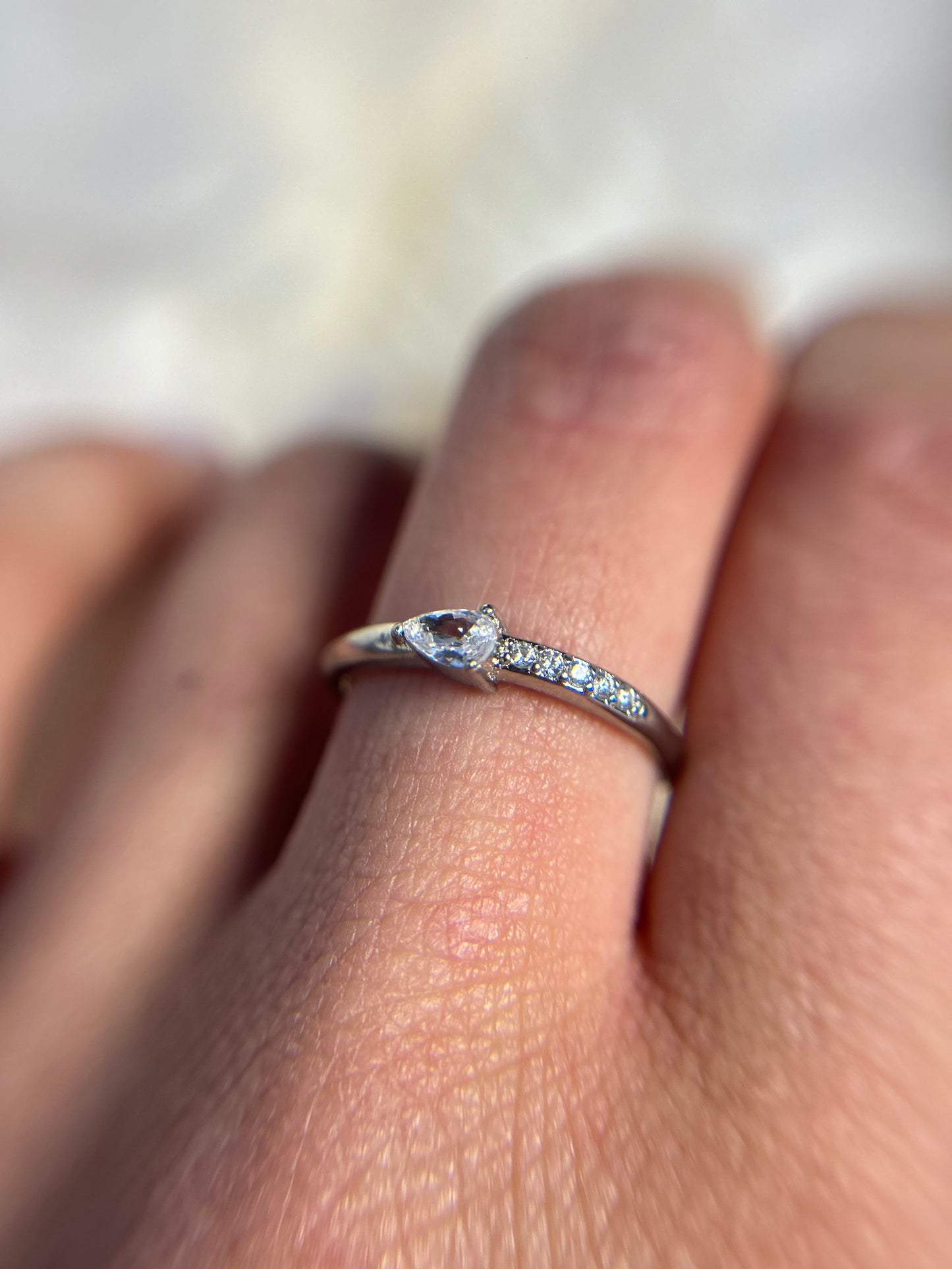 Bague élégante avec cristal en forme de goutte