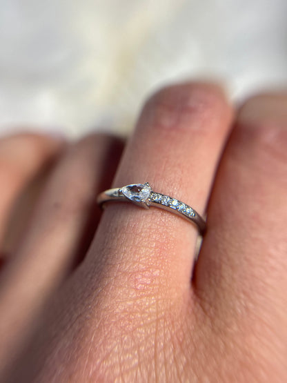 Bague élégante avec cristal en forme de goutte