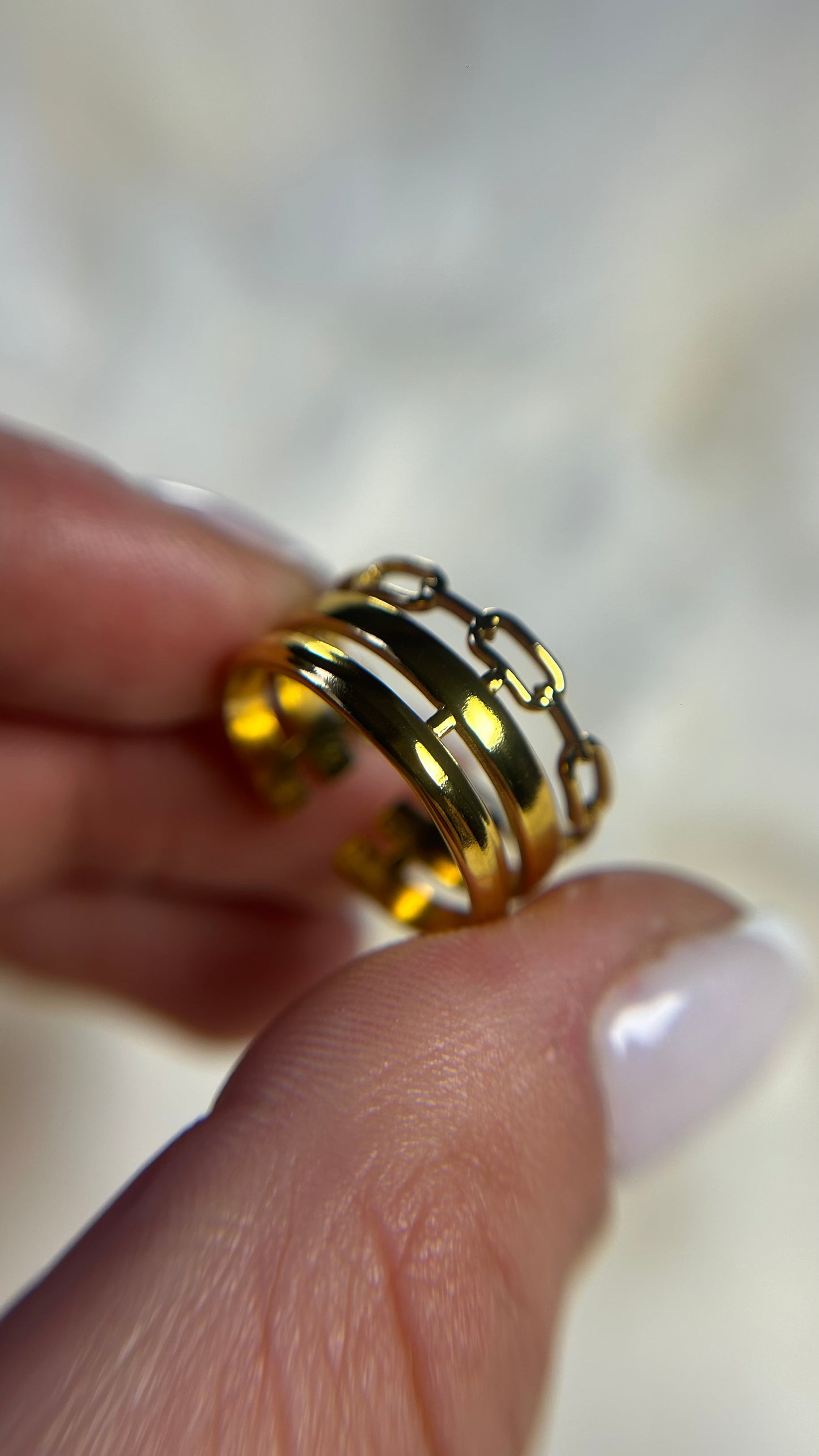 Bague dorée ajustable faite d'acier inoxydable