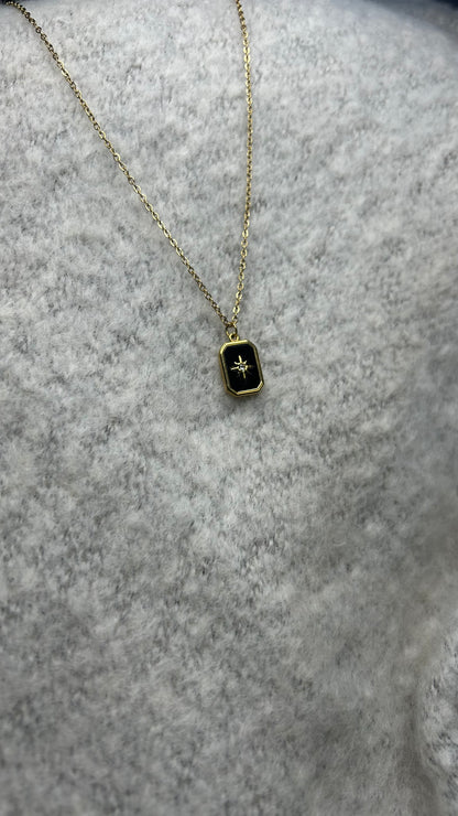 Collier en acier inoxydable avec une étoile noire et dorée en pendentif