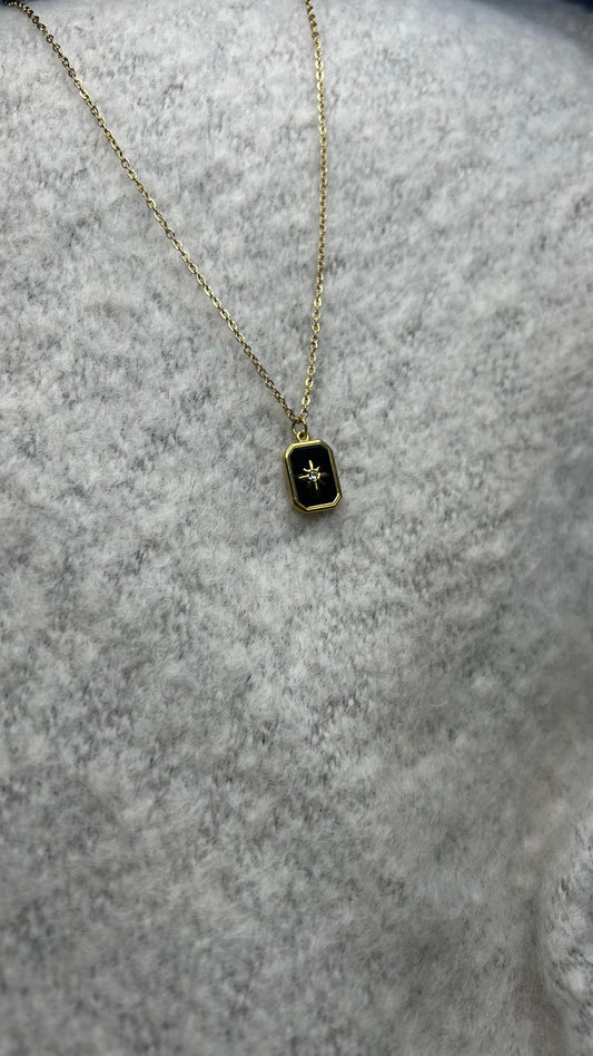 Collier en acier inoxydable avec une étoile noire et dorée en pendentif