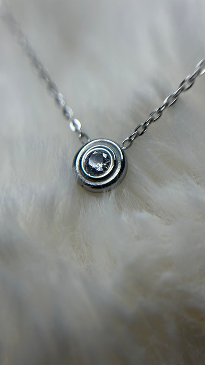 Collier couleur argent pendentif diamant blanc