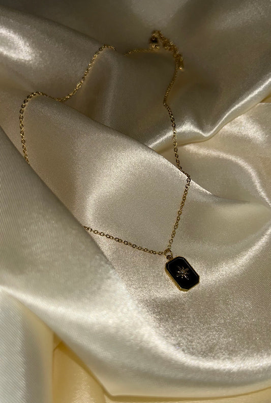 Collier en acier inoxydable avec une étoile noire et dorée en pendentif