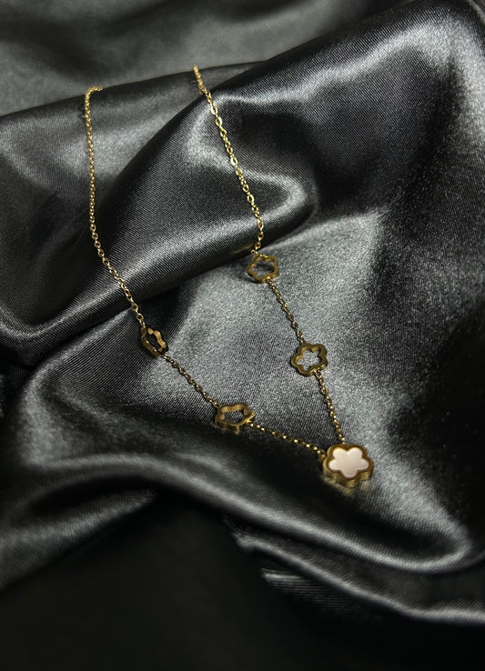 Collier composé de 5 trèfles en acier inoxydable