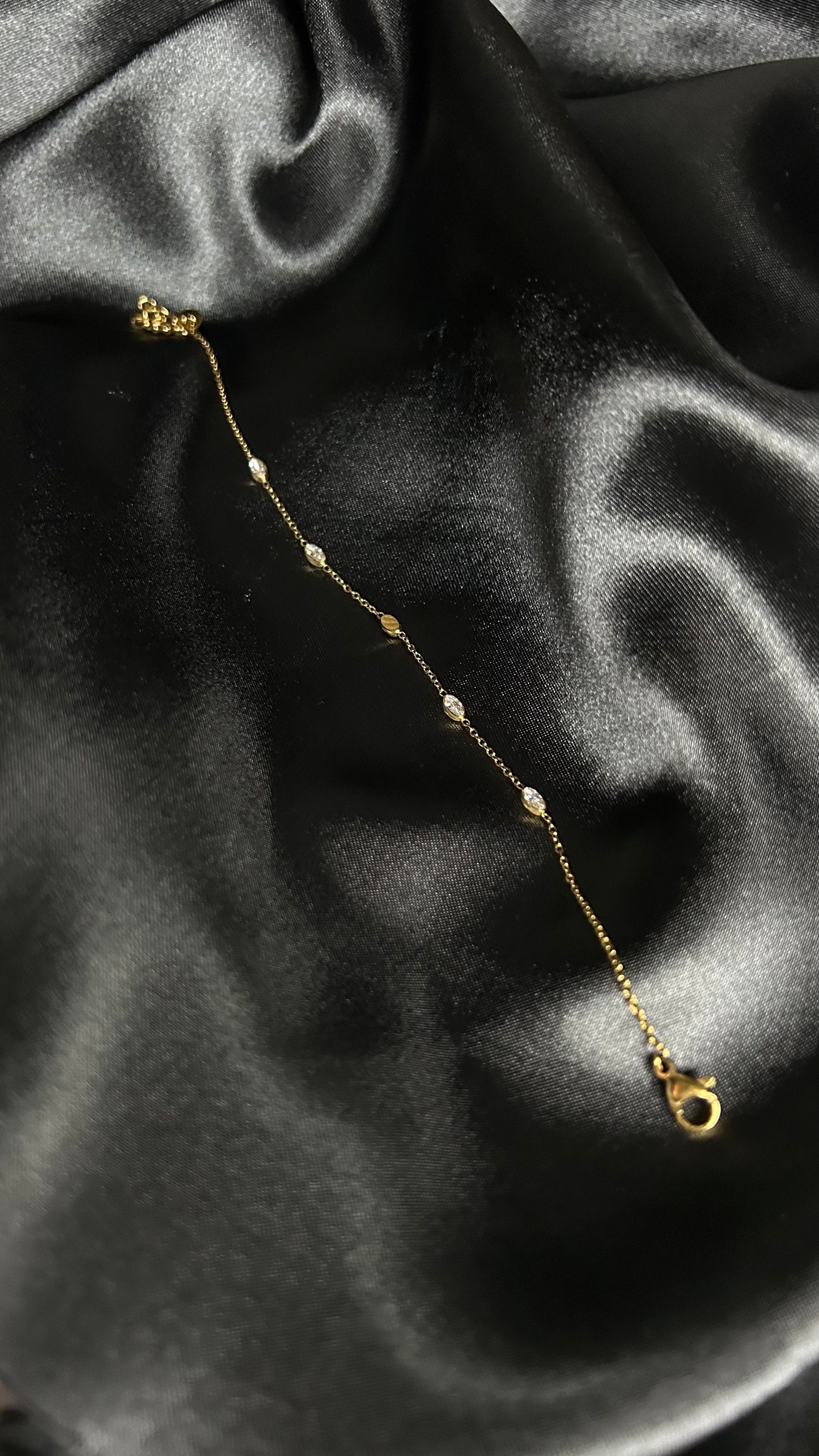 Bracelet avec motif ovale fait en acier inoxydable et zirconium