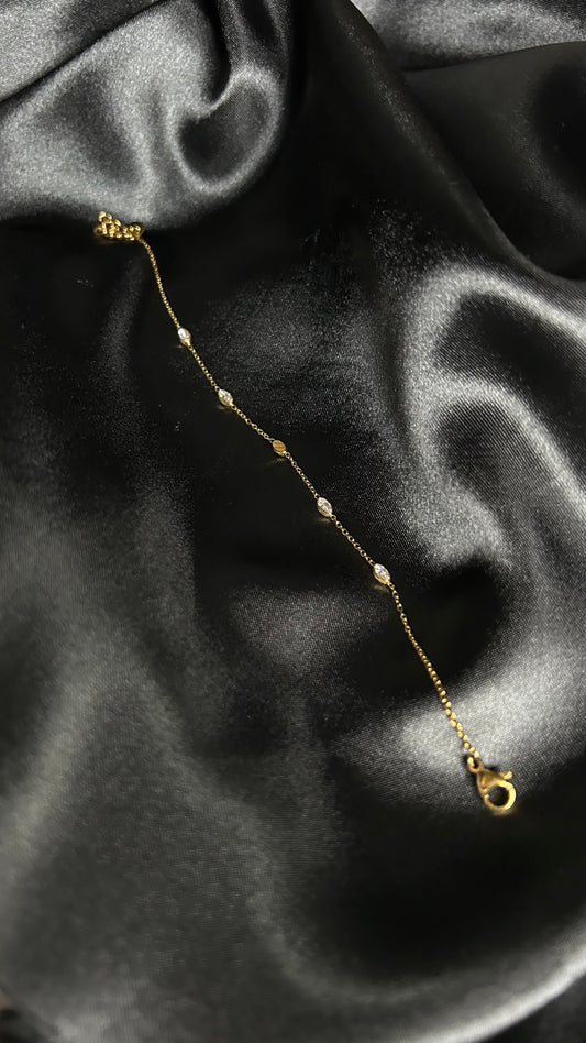 Bracelet avec motif ovale fait en acier inoxydable et zirconium