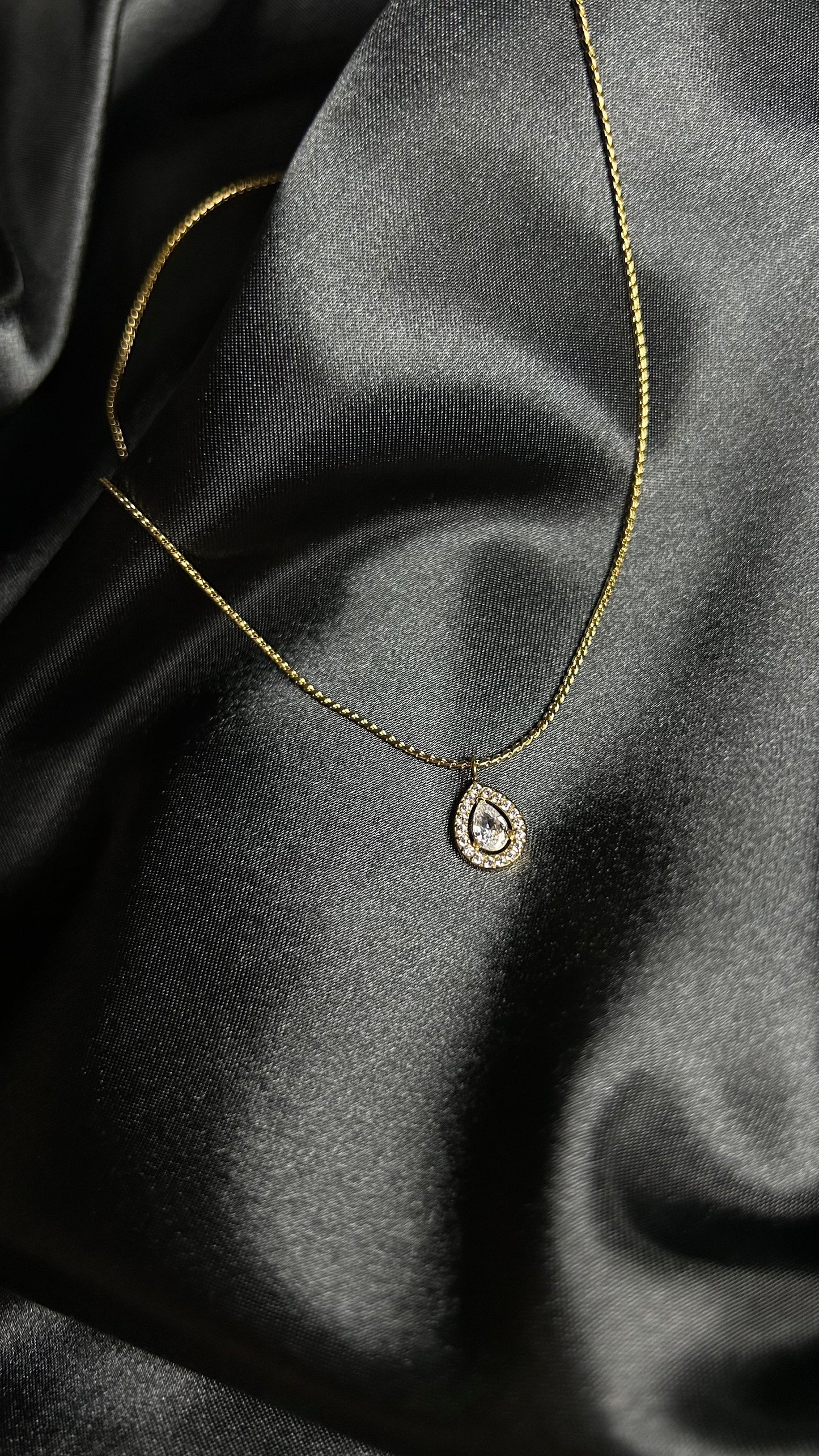 Collier fait d'une larme en diamant blanc en acier inoxydable