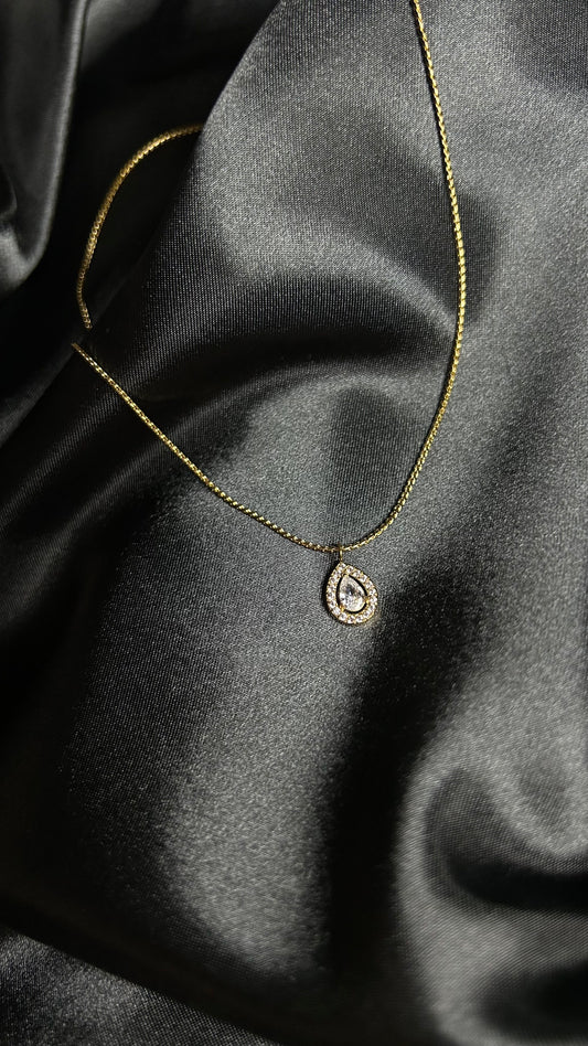 Collier fait d'une larme en diamant blanc en acier inoxydable