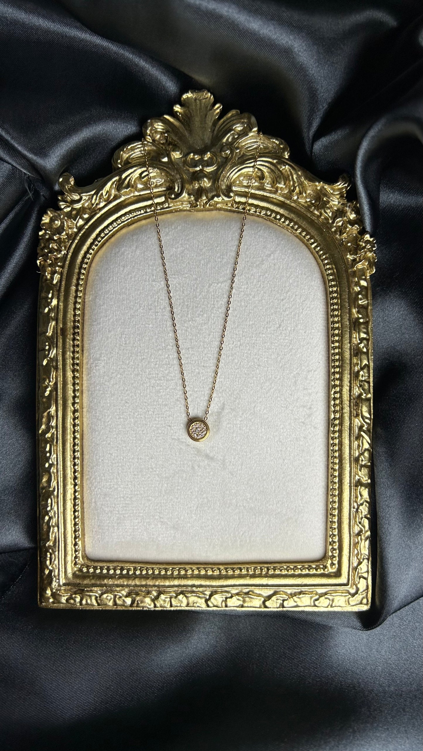 Collier pendentif rond fait de Zirconium et d'acier inoxydable