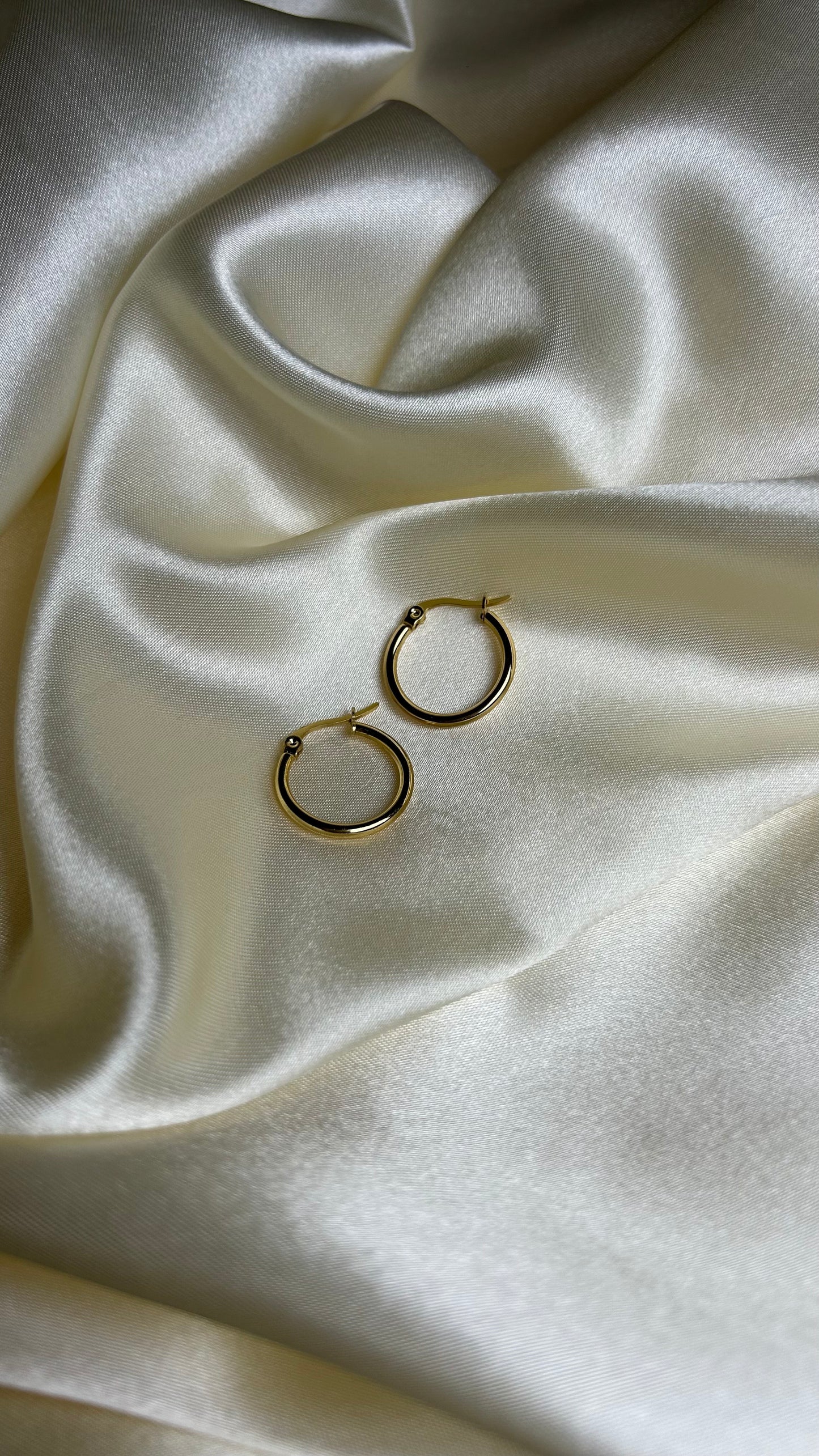 Petites créoles dorées en acier inoxydable