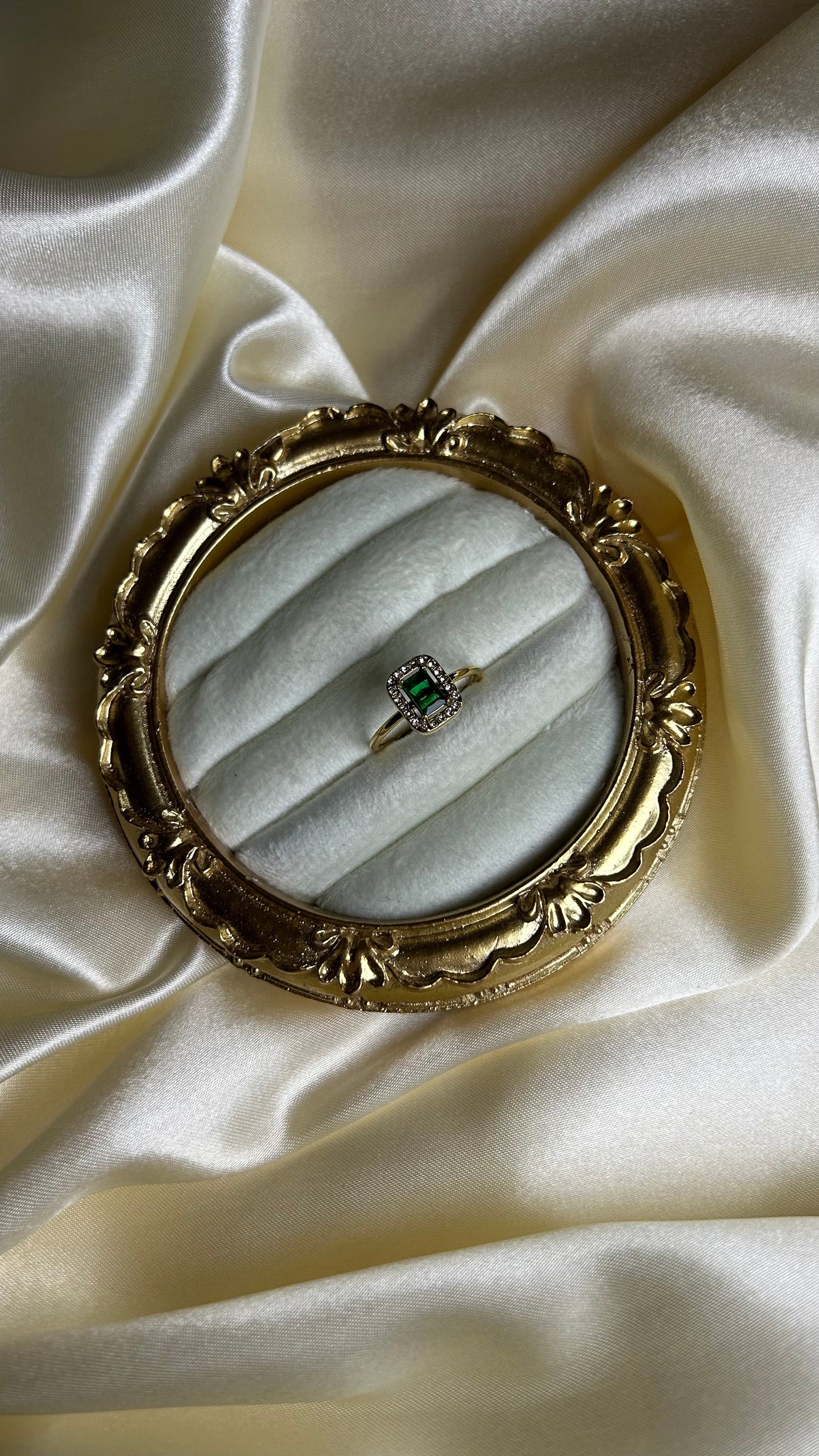 Bague ornée d'un diamant vert en acier inoxydable