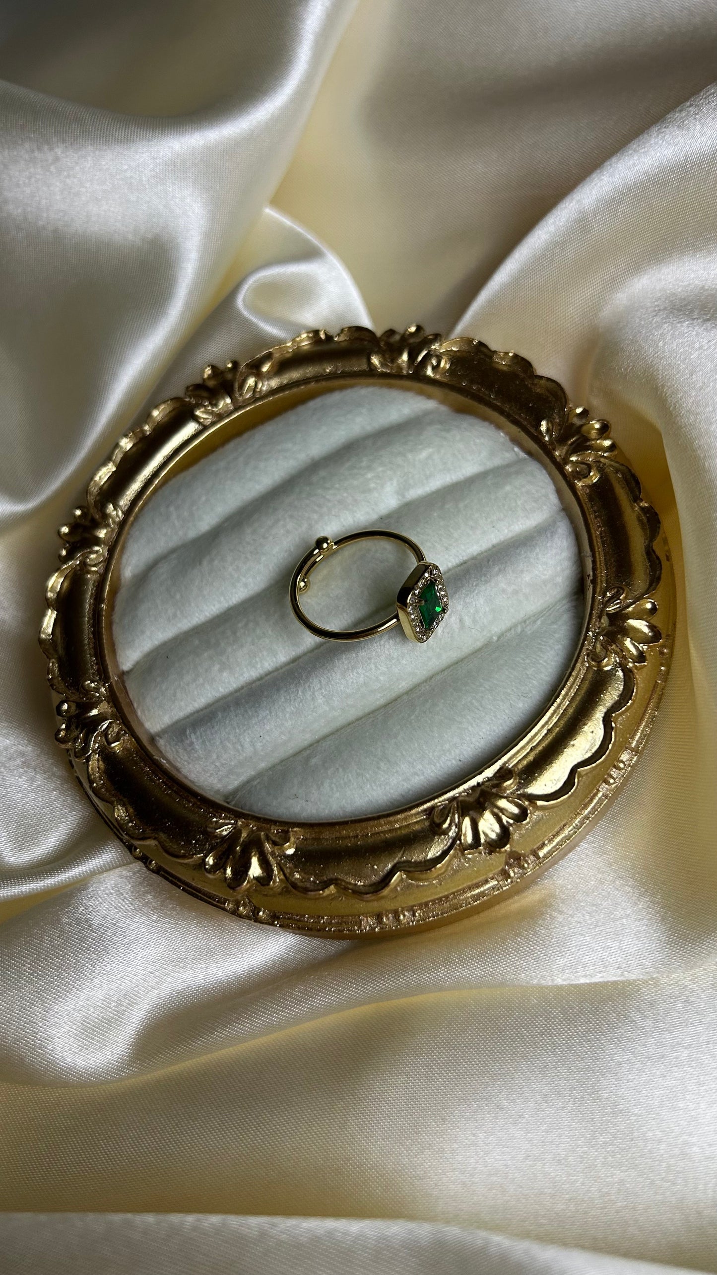 Bague ornée d'un diamant vert en acier inoxydable