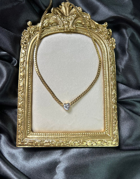 Collier doré avec une chaîne renforcée et un cœur en diamant blanc