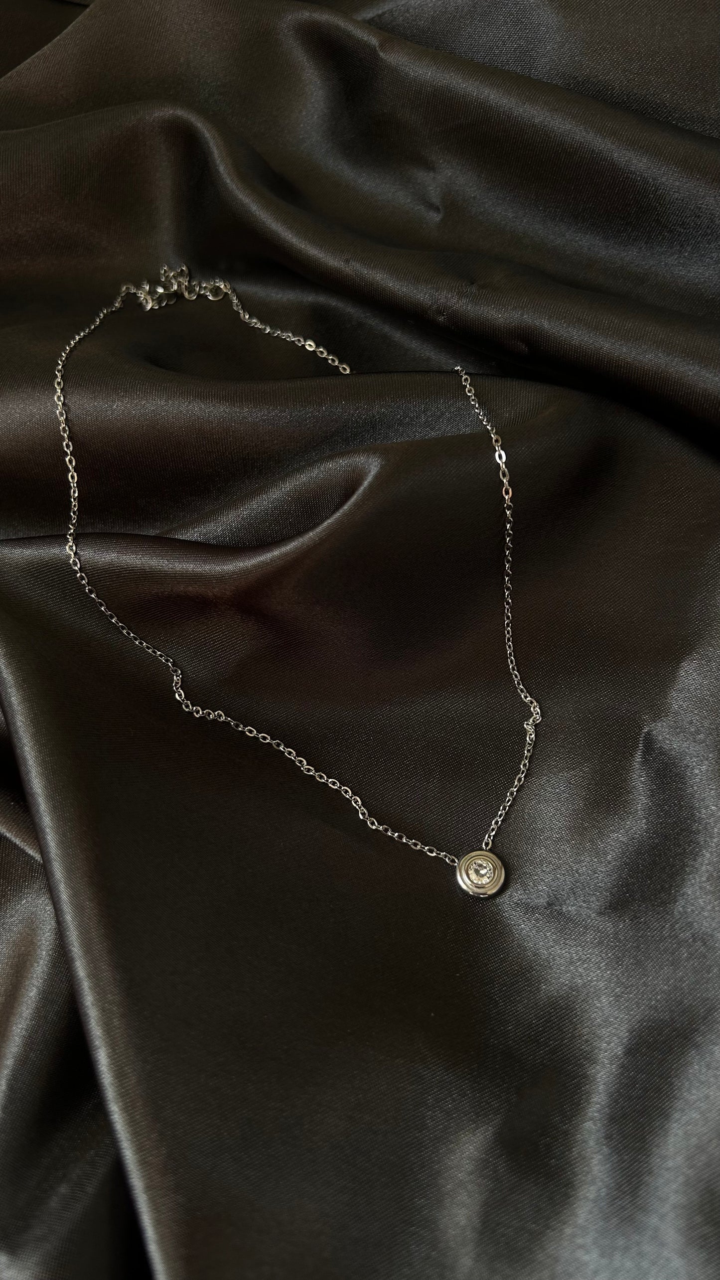 Collier couleur argent pendentif diamant blanc