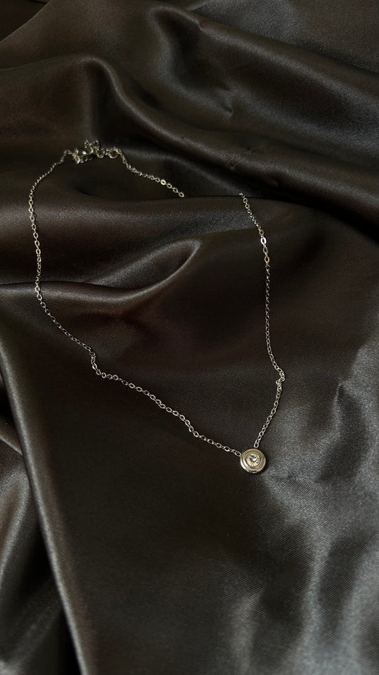 Collier couleur argent pendentif diamant blanc