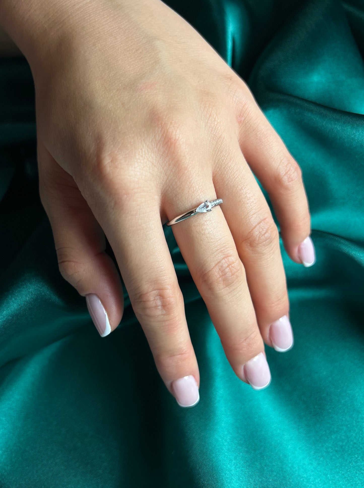 Bague élégante avec cristal en forme de goutte