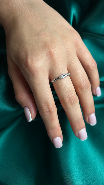 Bague élégante avec cristal en forme de goutte