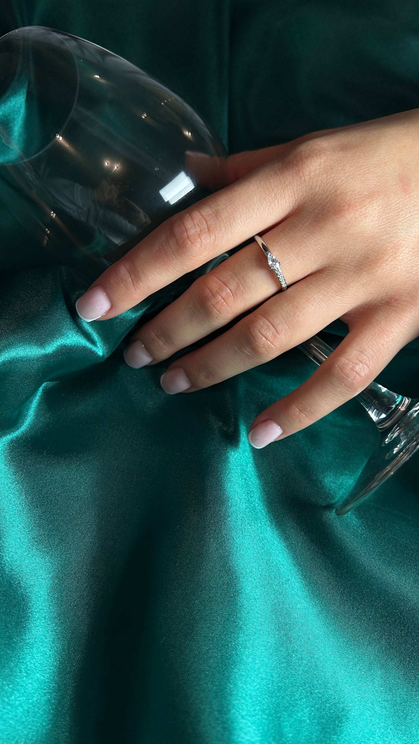 Bague élégante avec cristal en forme de goutte